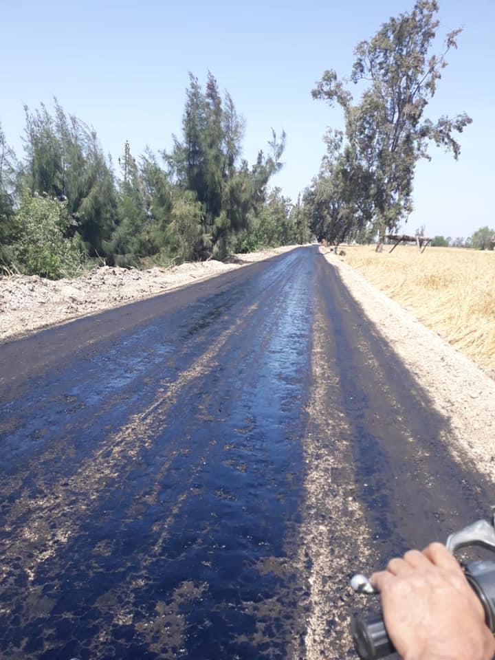 بالصور.. استمرار أعمال رصف الطرق بمدن وقري كفر الشيخ